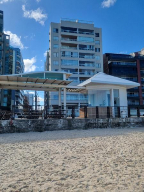 Apartamento Frente para o Mar-PÉ NA AREIA -VISTA TOTAL PARA O MAR -ÁREA DE CHURRASCO PRIVATIVA COBERTA-WIFI-NETFLIX -DISNEY PLUS -STARMAX- HBO MAX - JOGOS- FIRE TV STICK POR COMANDO DE VOZ- TV DE ASSI